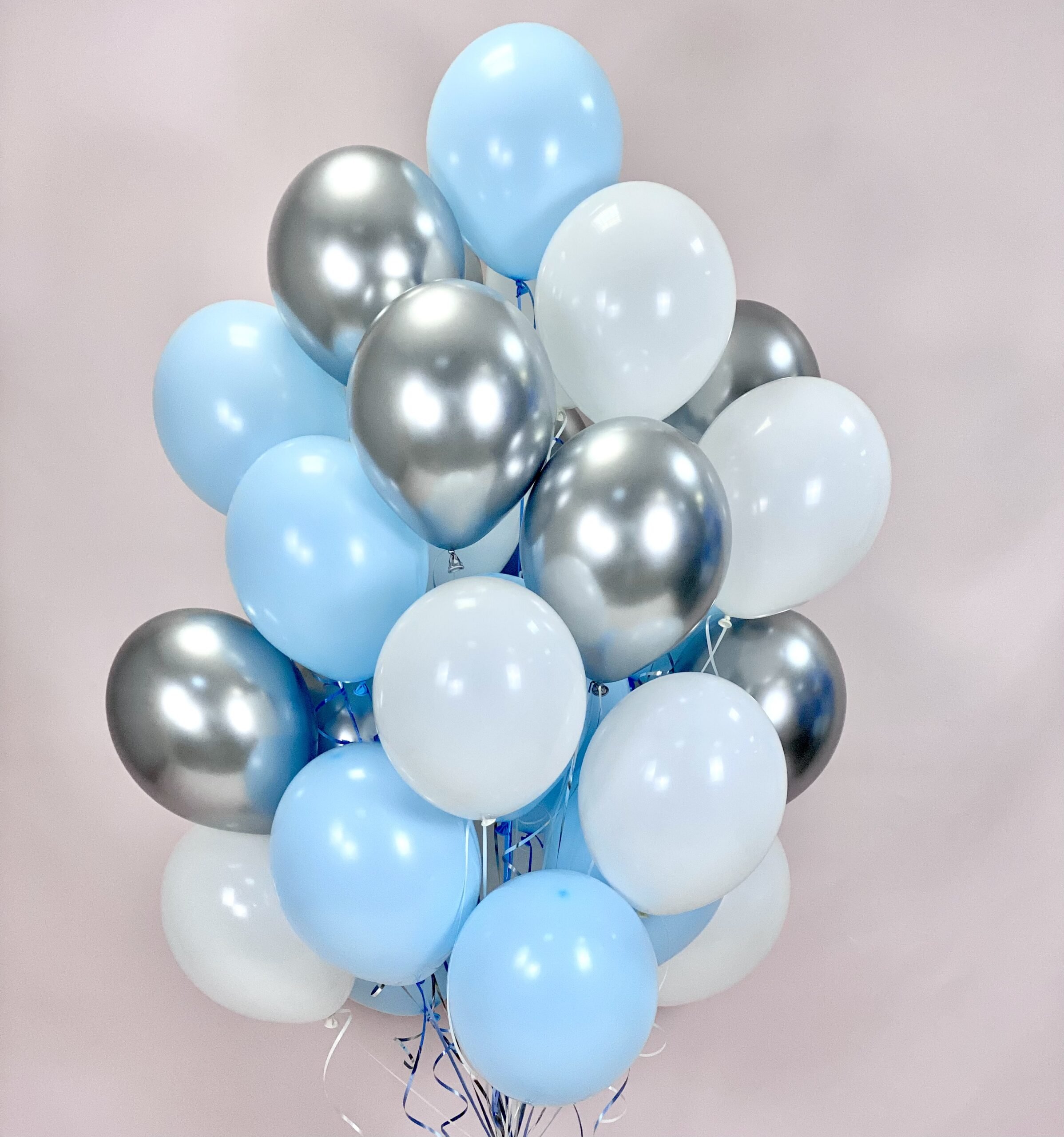 Пышная связка из 30 шаров (голубой, белый и серебро)