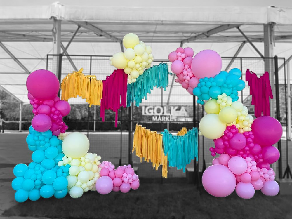 Фотозона из хаотичной гирлянды и тассела (цена приблизительная)