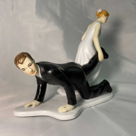 Фигурка для свадебного торта фарфор "Тащит под венец"