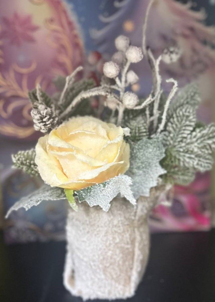 Елка настольная Заснеженная с Розой и ягодами 350