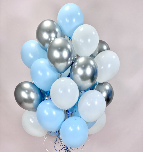 Пышная связка из 30 шаров (голубой, белый и серебро)