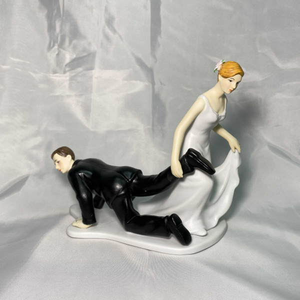 Фигурка для свадебного торта фарфор "Тащит под венец"