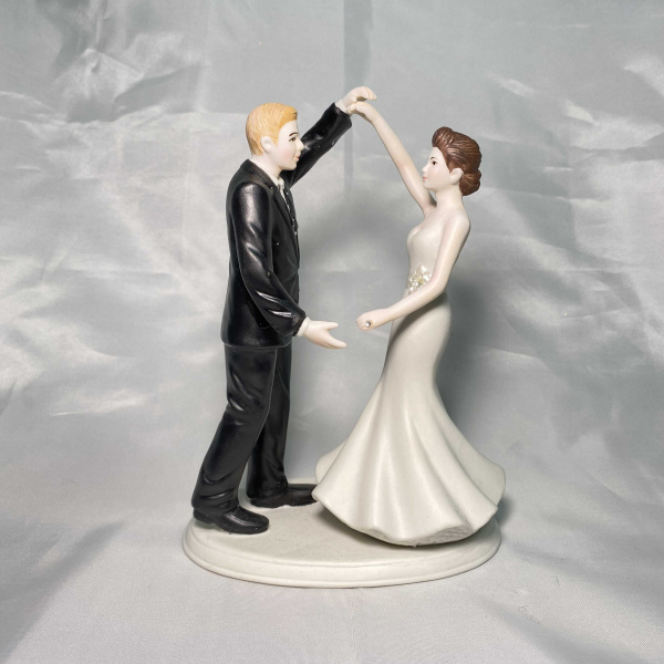 Фигурка для свадебного торта фарфор "Кружатся в танце"