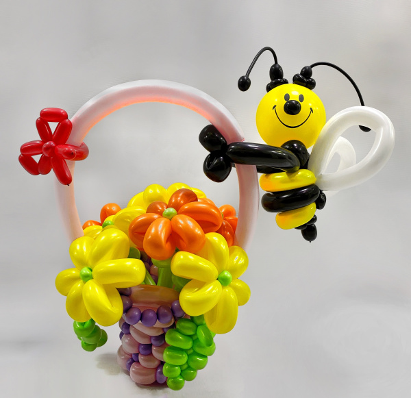 Корзина с цветами и пчёлкой