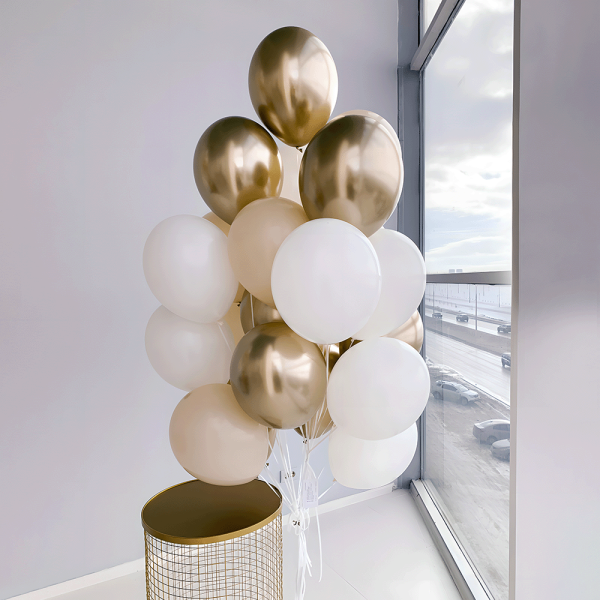 Фонтан из 21 шаров: белый, бежевый, золото.
